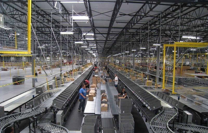 Monorail Conveyor Distribution Center Pacline overhead conveyors deliver empty carton andempty totes in large distribution center.