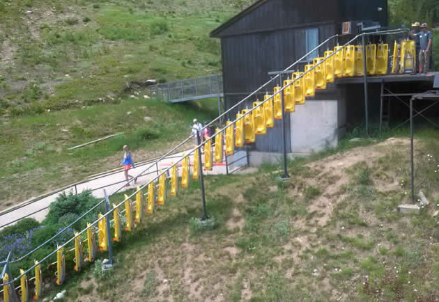 Monorail conveyor transporting sleds